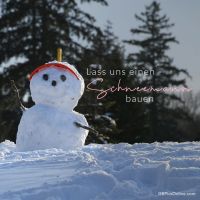 Ein fröhlicher Schneemann grüßt aus der winterlichen Landschaft, bereit, die Freuden der Kälte zu teilen.