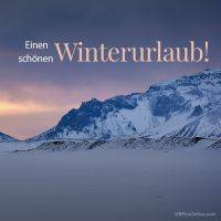 Einen schönen Winterurlaub vor einer Bergkulisse bei Sonnenuntergang