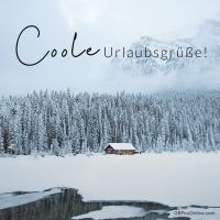 Eine kleine Hütte steht einsam inmitten einer verschneiten Winterlandschaft. Der zugefrorene See und die schneebedeckten Bäume sorgen für eine friedliche, winterliche Stimmung.