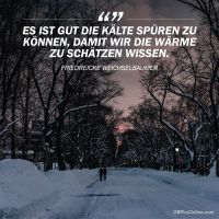 Zwei Menschen spazieren durch eine verschneite Allee bei Sonnenuntergang. Der Himmel zeigt zarte Farben, während die Bäume kahl und mit Schnee bedeckt sind.