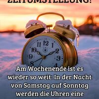Ein Wecker im verschneiten Sonnenuntergang erinnert uns daran, dass die Zeitumstellung naht.