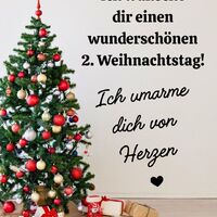 Ein festlich geschmückter Weihnachtsbaum mit Geschenken bringt festliche Freude ins Zuhause.
