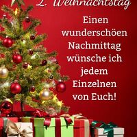 Festlich geschmückter Weihnachtsbaum mit bunten Geschenken, ein Sinnbild der Weihnachtsfreude.