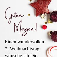 Weihnachtliche Stimmung mit glitzernden Dekorationen und festlicher Süße.