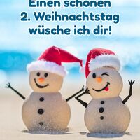 Zwei fröhliche Schneemänner genießen die sonnige Weihnachtszeit am Strand.