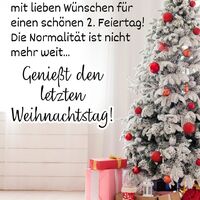 Feierliche Stimmung und festliche Geschenke unterm verschneiten Weihnachtsbaum.