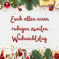Festliche Stimmung mit Tannenzweigen und glitzernden Geschenken läutet die Weihnachtszeit ein.