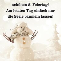 Ein fröhlicher Schneemann begrüßt den Winter – eingehüllt in Schnee und Festlichkeit.