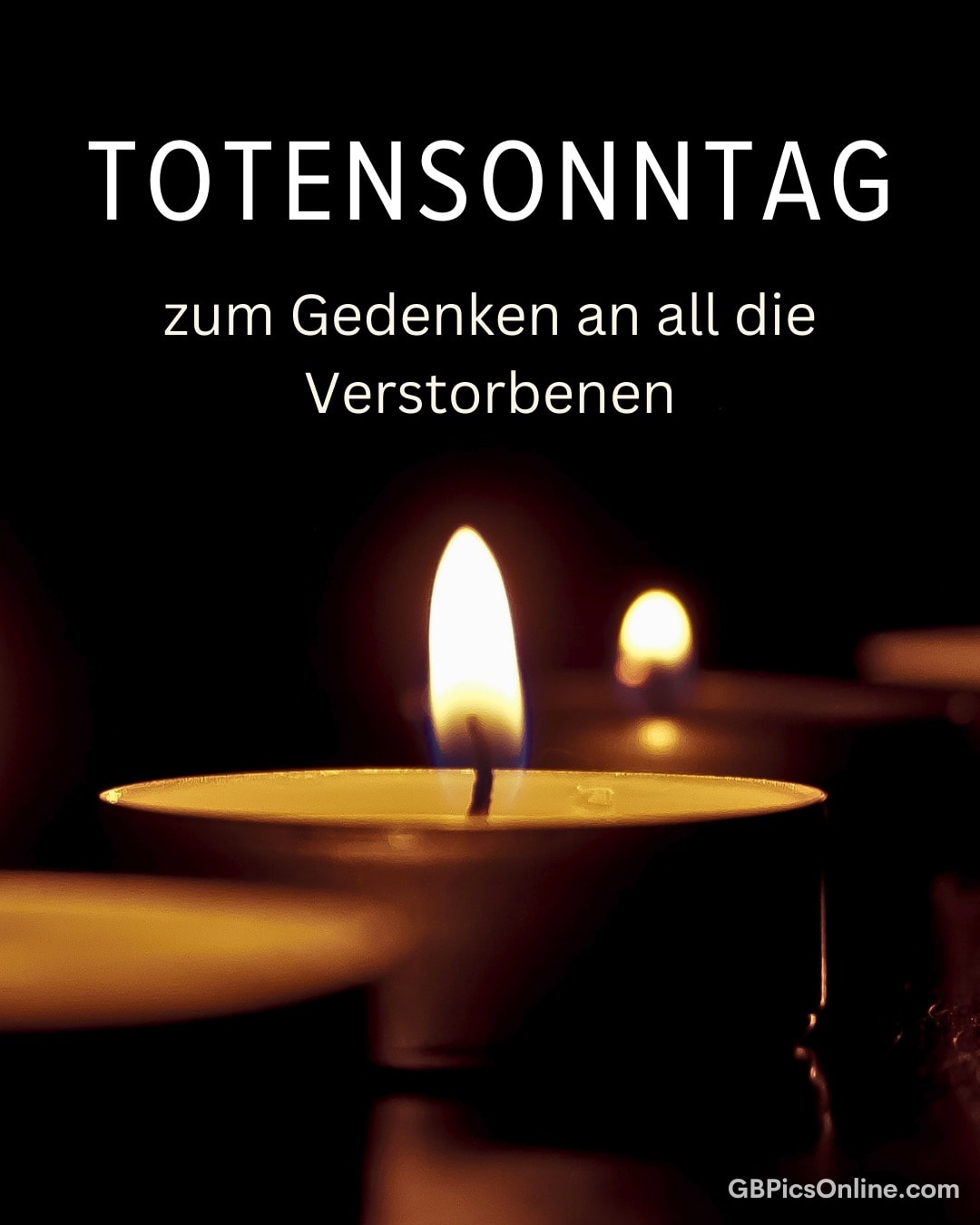 Brennende Kerzen bei Dunkelheit für Totensonntag zum Gedenken