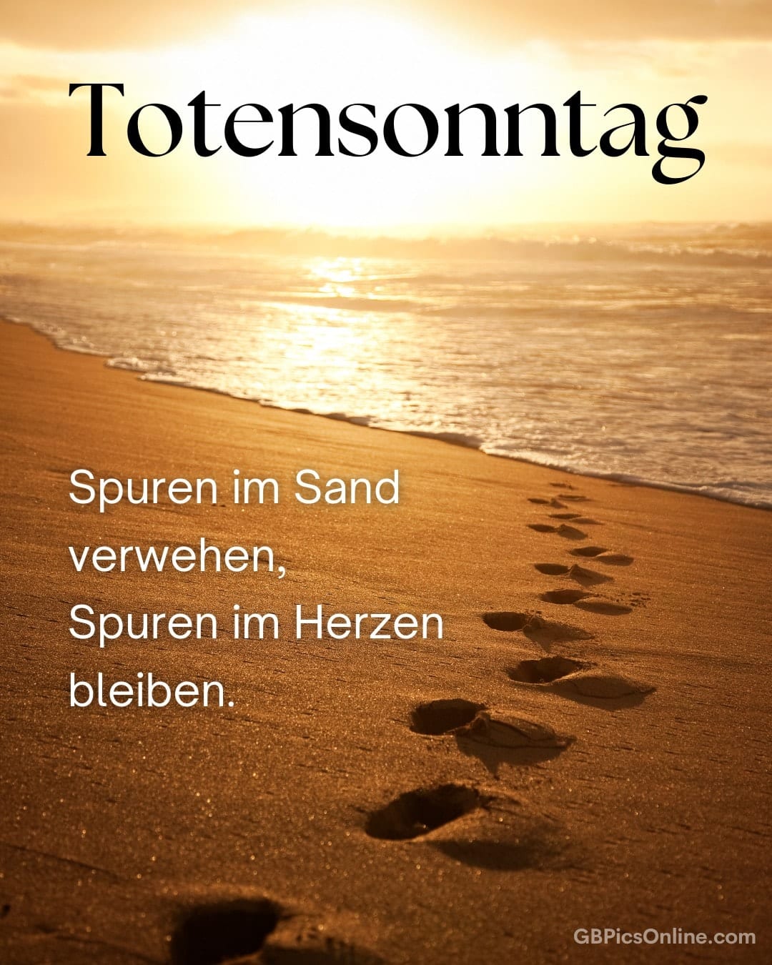 Fußabdrücke im Strand bei Sonnenuntergang, „Totensonntag“ und Gedichttext