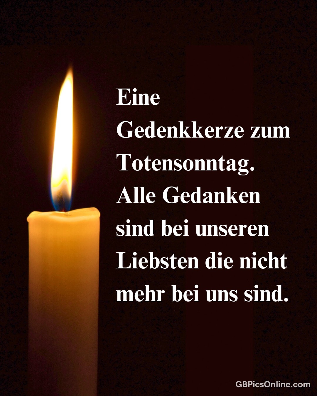 Eine brennende Kerze in dunklem Raum symbolisiert Gedanken an Verstorbene