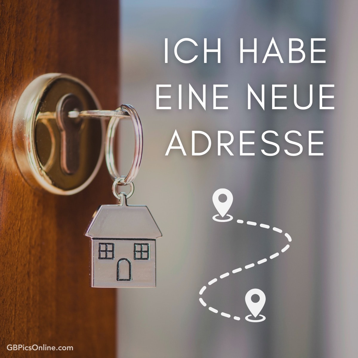 Ein Schlüssel steckt in einem Türschloss, daran hängt ein Schlüsselkettchen mit einem Haus. Text: Ich habe eine neue Adresse.