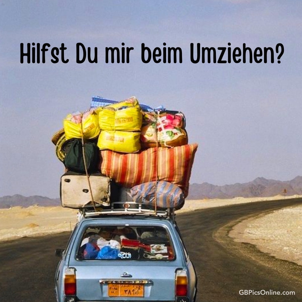 Ein Auto fährt auf einer Straße mit vielen Gepäckstücken auf dem Dach, Text: „Hilfst du mir beim Umziehen?“