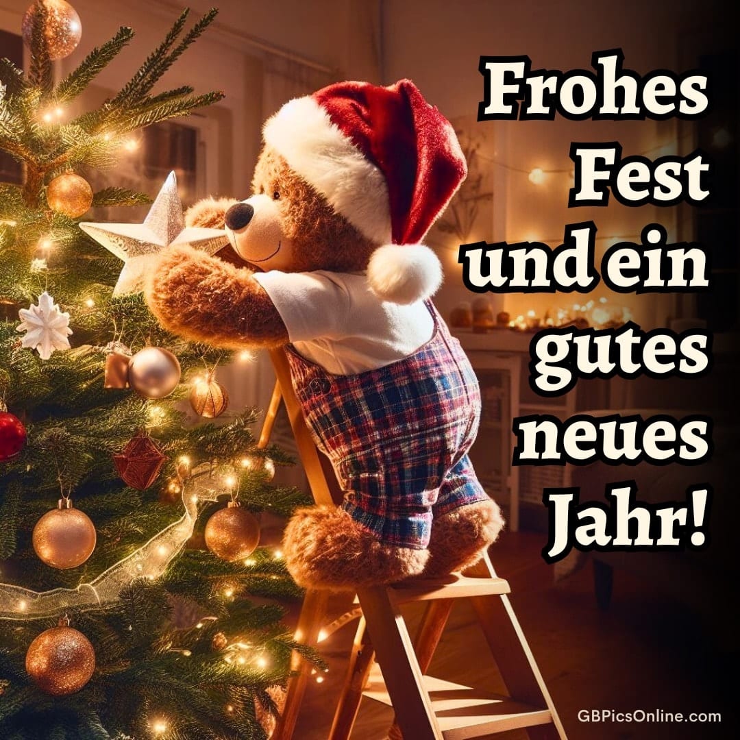 Ein Teddybär in Weihnachtsmütze schmückt einen festlichen Baum