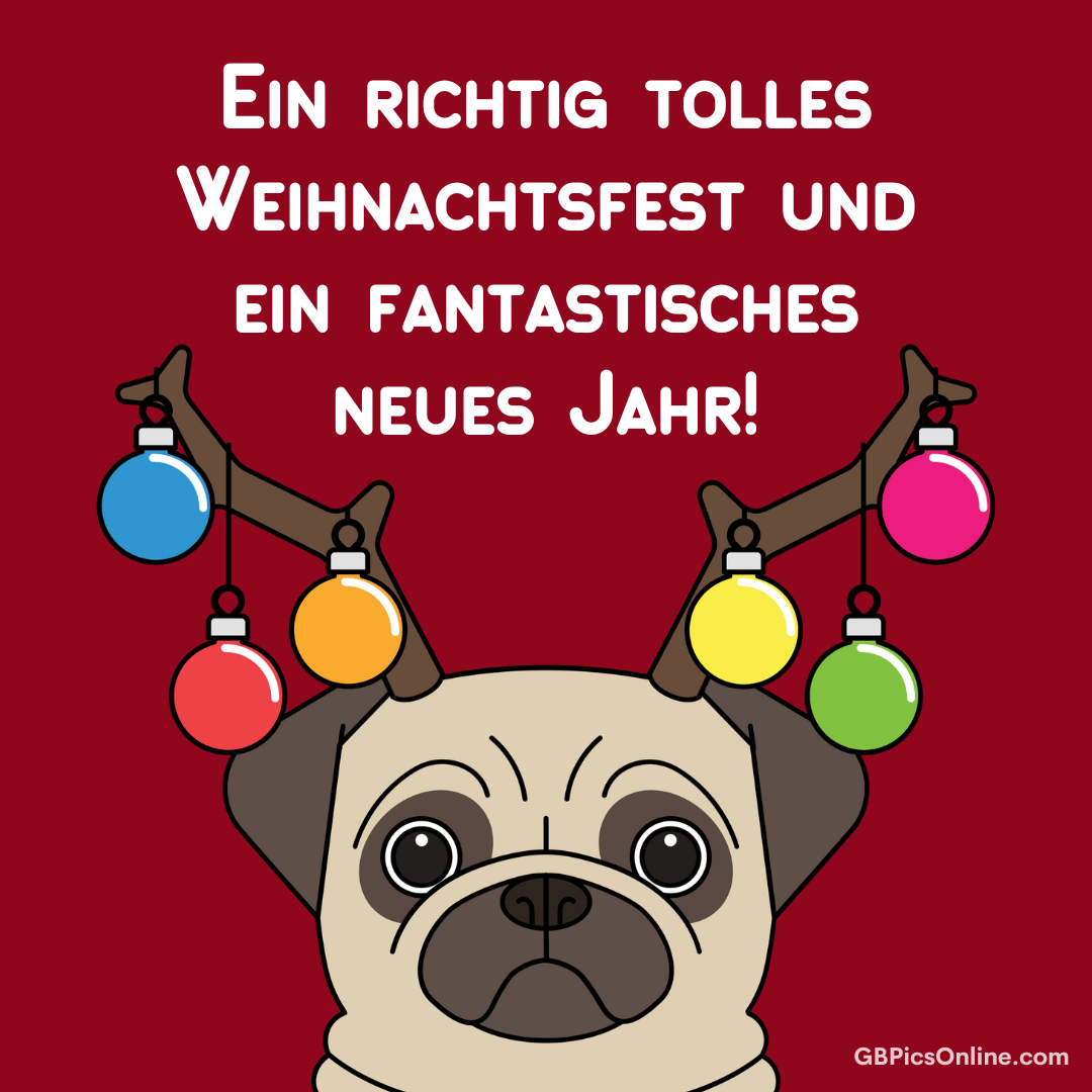 Mops mit Geweih hält bunte Weihnachtslichter, Wünsche für das Fest