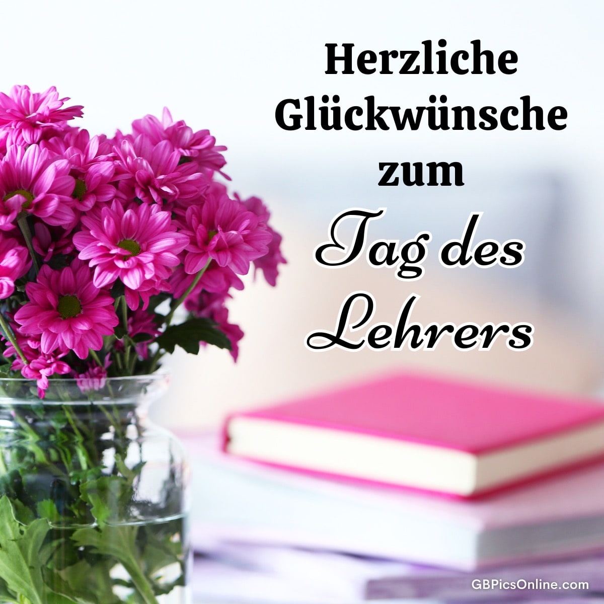 Ein Strauß pinker Blumen neben Büchern, Glückwunsch zum Lehrertag