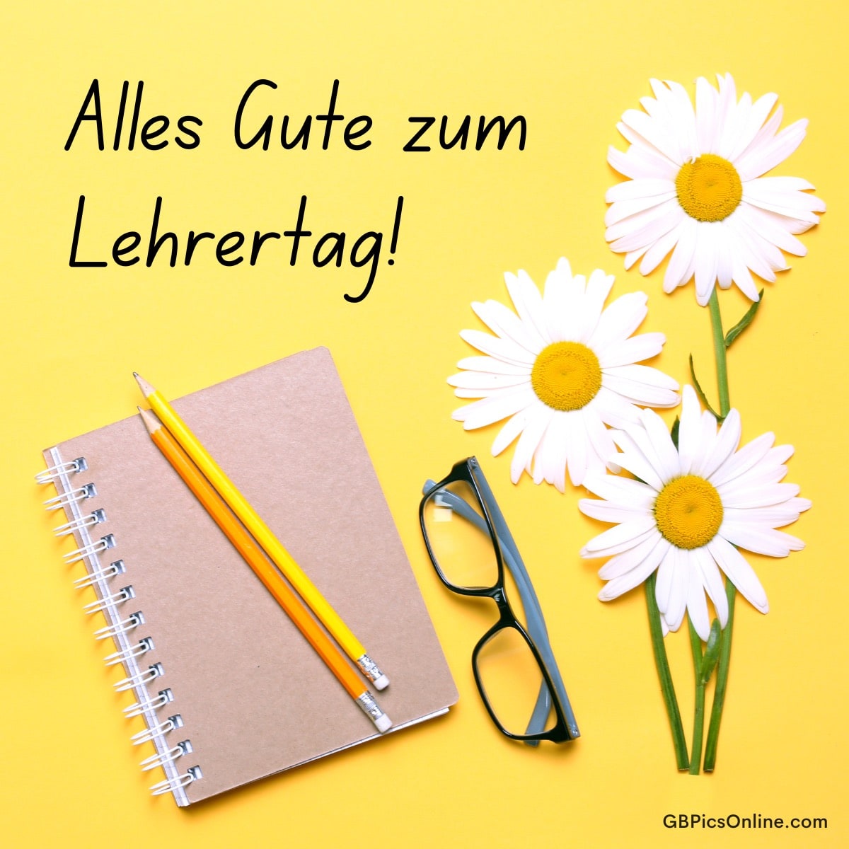 Notizbuch, Stifte, Brille und Gänseblümchen auf gelbem Untergrund. Text: Alles Gute zum Lehrertag!