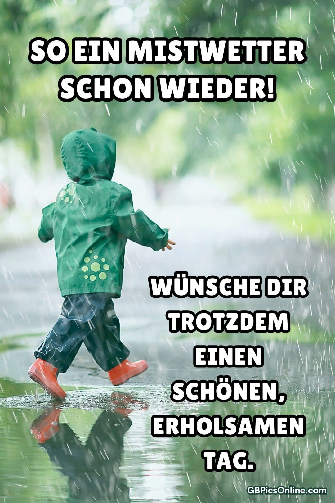 Kind im Regenmantel spiegelt sich in einer Pfütze